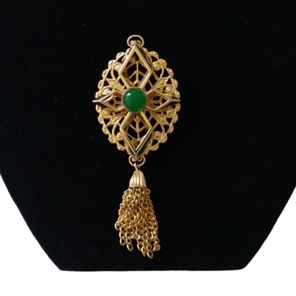 Sarah Coventry Peking Brooch Tassel Pin Filigree Gold Tone Green Glass Cabochon - Picture 1 of 16